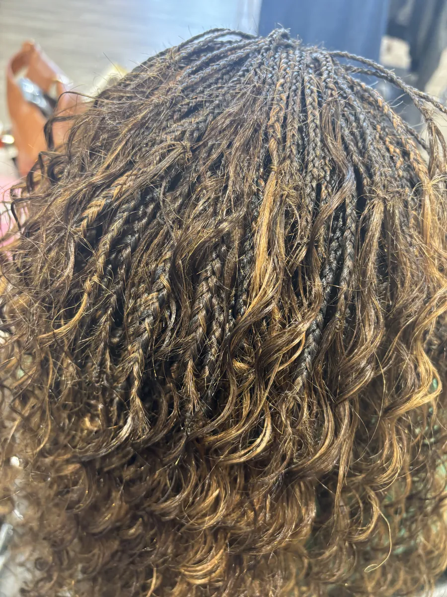Honey-brown boho knotless braids with curly pieces, close-up
