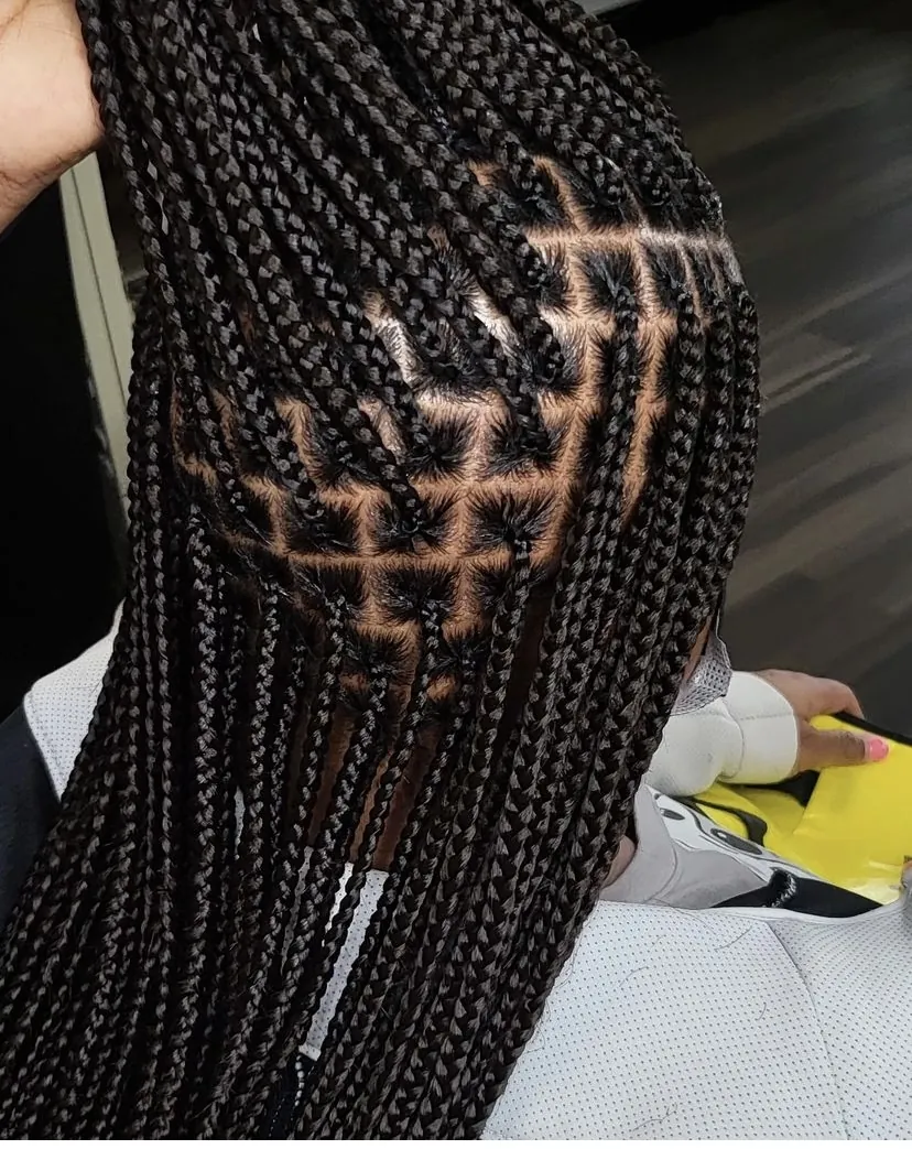 Black knotless braids with clean brick-lay parts